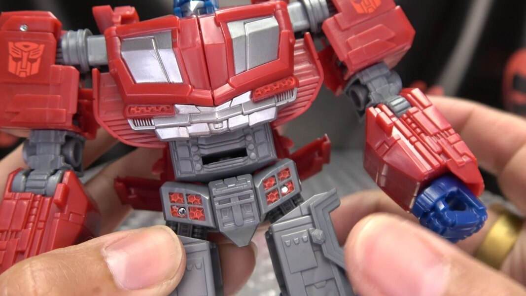 Image Of Gamer Optimus Prime In Hand Video Review From Transformers Studio Series  (15 of 37)